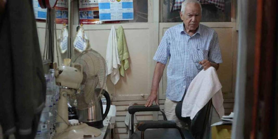 5 metrekarede 45 yıllık hizmet! 75 yaşında makas sallıyor: Tüccardan sinema yıldızına herkesin uğrak noktası 1